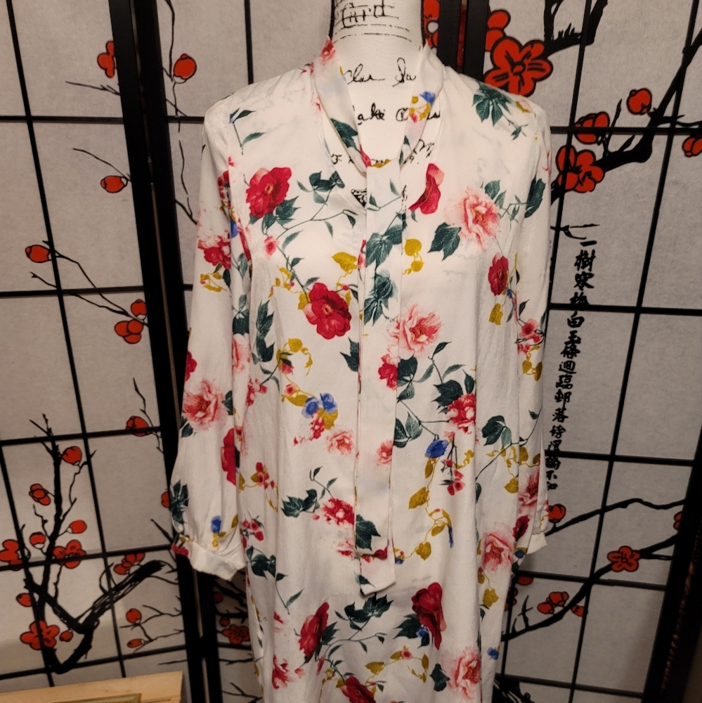 i Joah Ladies Vibrant Spring White w/Red BLue Floral Boho Tie-neck Blouse Size S